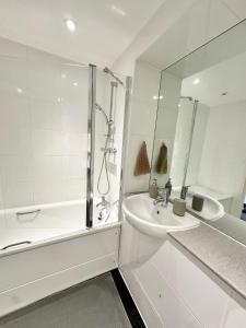 Koupelna v ubytování Lovely 2-Bed Apartment in London