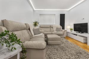 TV a/nebo společenská místnost v ubytování Great spacious house with parking and garden
