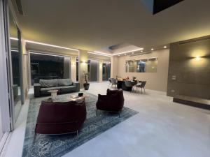 フィレンツェにあるVilla Aria - Firenze Settignanoのソファと椅子とテーブルのあるリビングルーム