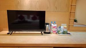 einen Flachbild-TV auf einem Tisch in der Unterkunft Lanta Summer House 1 in Ko Lanta + 91 Fotos