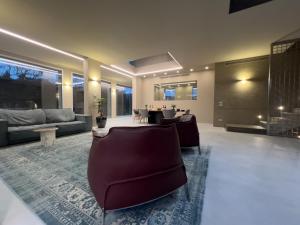 フィレンツェにあるVilla Aria - Firenze Settignanoのソファとテーブルのあるリビングルーム