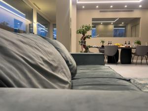 フィレンツェにあるVilla Aria - Firenze Settignanoのリビングルーム(ソファ、テーブル付)