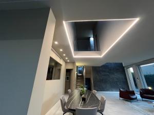 フィレンツェにあるVilla Aria - Firenze Settignanoのテーブルと椅子のあるリビングルーム +42枚の写真