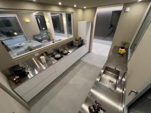 フィレンツェにあるVilla Aria - Firenze Settignanoのステンレス製の冷蔵庫付きのキッチンのオーバーヘッドビュー