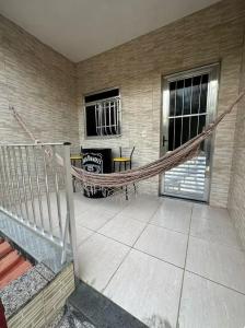 una veranda con amaca in una casa di Suítes privativas a Cachoeiras de Macacu