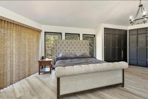 Ένα ή περισσότερα κρεβάτια σε δωμάτιο στο Riverfront Oregon retreat with hot tub and pool +27 φωτογραφίες