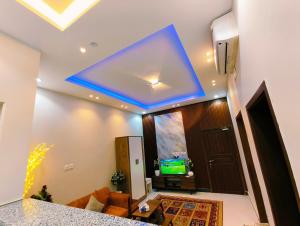 a living room with a blue ceiling at مرفق الشلال السياحي in Jeddah