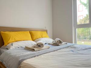 ein Bett mit Handtüchern darauf und einem Fenster in der Unterkunft Frankfurt Messe Luxury Business Suit in Frankfurt am Main + 3 Fotos