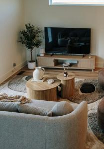 Et tv og/eller underholdning på Modern Cowboy Retreat