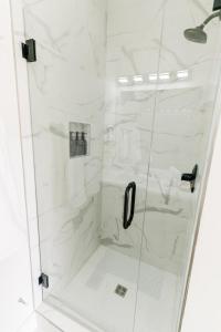 Et badeværelse på Modern Cowboy Retreat + 45 billeder