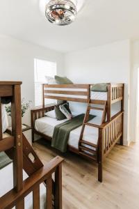 En eller flere senge i et værelse på Modern Cowboy Retreat