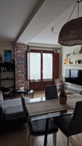 Una sala de estar con una mesa y sillas de madera. en Apartamento Figueras, en figueras 31 fotos más