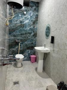Koupelna v ubytování Kusum Home stay Near Ram Mandir Gate 200 -300 Meter , Near Hanuman gari Mandir, Jain mandir , railway station Goverment hosiptal , launch , Breakfast available, Free pick up Ayodhya dham railway station , airport pickup ,Ayodhya cant pickup