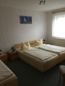 מיטה או מיטות בחדר ב-Ferienwohnung Wede