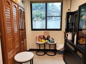 uma cozinha com duas pequenas mesas em frente a uma janela em Dahu Yipinyuan B&B em Ta-hu mais 37 fotografias
