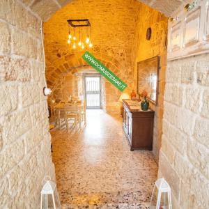 Fotografie z fotogalerie ubytování DOMUS CESARE - dimora storica totalmente in pietra nel cuore del centro storico con cabina doccia pietra in camera e zona relax esterna-historic residence entirely made of stone in the heart of the historic center with stone shower cabin in the room v destinaci Carovigno