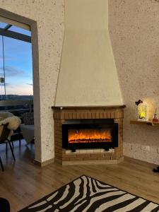 Duplex Panorâmico com vista incrível! Morro do Elefante! في كامبوس دو جورداو: مدفأة في غرفة المعيشة مع إطلالة +35 صورة