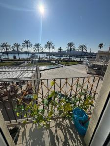 En balkon eller terrasse på Port Serrallo Apartament