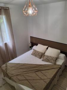 En eller flere senge i et værelse på Hébergement sous les tropiques