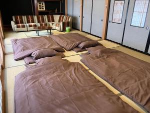Postel nebo postele na pokoji v ubytování サウナ&ステイ吉日荘-益子町のサウナ付の貸切古民家 BBQ 高速Wi-fi