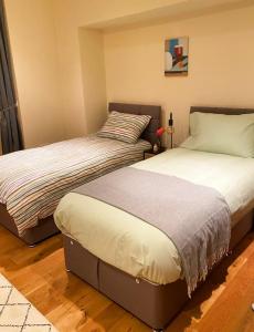 Кровать или кровати в номере Two Single Bed Prime Location London W5
