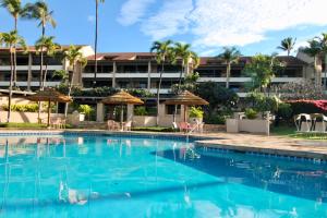 ラハイナにあるKaanapali Beach Vacation Rentalのホテルを背景にしたスイミングプール