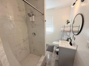 Et badeværelse på Sparkly Downtown Apt with Free Parking + 27 billeder