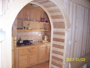 an archway in a kitchen with a stove top oven at Domek pod Tatrami in Murzasichle