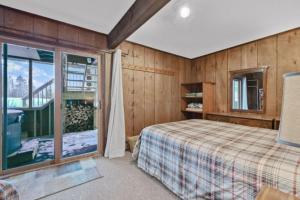 una camera da letto con un letto e una grande finestra di Slope Side VillasI Alpen Villas at Powderhorn Mountain a Bessemer Altre 13 foto