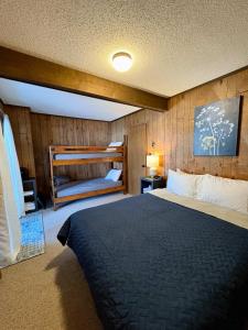 Ένα ή περισσότερα κρεβάτια σε δωμάτιο στο Winter Wonderland Getaway I Alpen Villas at Powderhorn Mountain +11 φωτογραφίες