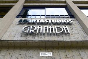 卡利Apartaestudios Granada的建筑物侧面的标志