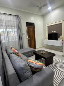 un soggiorno con un divano e un tavolino da caffè di Blue wave loft a Dar es Salaam