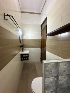 un bagno con un water e un lavandino di Blue wave loft a Dar es Salaam