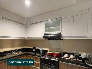 Kuchyň nebo kuchyňský kout v ubytování Coralpoint Gardens Suites & Residences