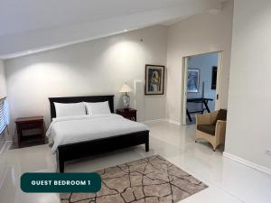 Postel nebo postele na pokoji v ubytování Coralpoint Gardens Suites & Residences