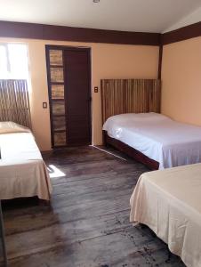 Giường trong phòng chung tại Cabaña y camping en Restaurante Blue Rock