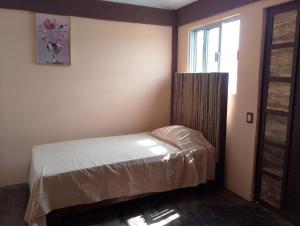 Giường trong phòng chung tại Cabaña y camping en Restaurante Blue Rock +8 ảnh