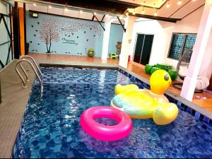 una piscina con un giocattolo nell'acqua di บ้านปรินรดา poolvilla สัตหีบ a Sattahip
