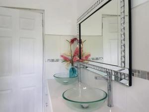un bagno con lavandino e specchio di Grace's Place a Sapphire