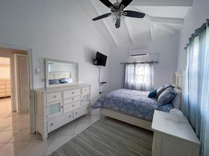 una camera da letto con un letto, un comò e uno specchio di Grace's Place a Sapphire
