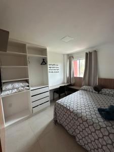 En eller flere senge i et værelse på Condomínio Jardim dos Coqueiros