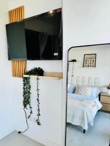 specchio in camera con letto di Azure Staycation by Maxan a Manila Altre 5 foto