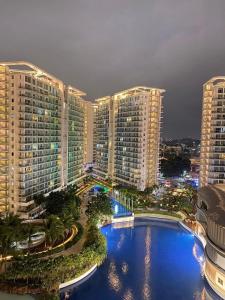 una vista di una grande città con edifici alti di Azure Staycation by Maxan a Manila