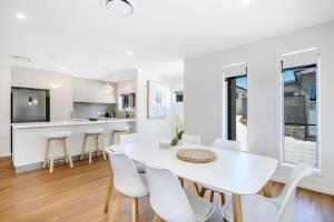 Kuchyň nebo kuchyňský kout v ubytování Modern New Villa 8-Walk to shops-10min Airport-CBD