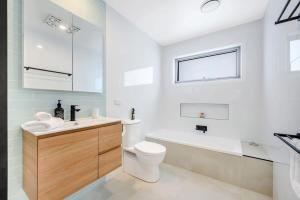 Koupelna v ubytování Modern New Villa 8-Walk to shops-10min Airport-CBD