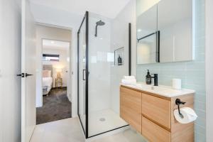 Koupelna v ubytování Modern New Villa 8-Walk to shops-10min Airport-CBD