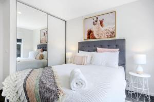 Postel nebo postele na pokoji v ubytování Modern New Villa 8-Walk to shops-10min Airport-CBD + 26 fotografií