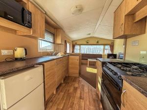 Köök või kööginurk majutusasutuses Charming Caravan At Manor Park, Nearby Hunstanton Beach In Norfolk Ref 23035C