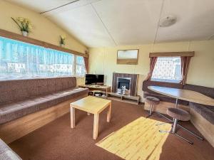 Televiisor ja/või meelelahutuskeskus majutusasutuses Charming Caravan At Manor Park, Nearby Hunstanton Beach In Norfolk Ref 23035C