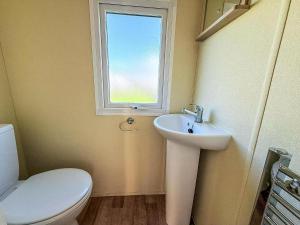 Vannituba majutusasutuses Charming Caravan At Manor Park, Nearby Hunstanton Beach In Norfolk Ref 23035C +7 fotot